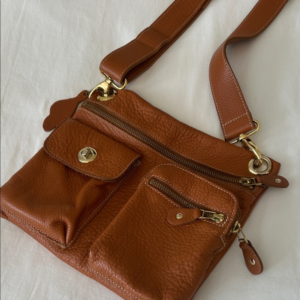 Roots Caramel Leather Crossbody Bag 100% leather made in Canada